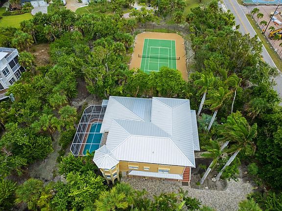 4th image of 900 Almas Ct