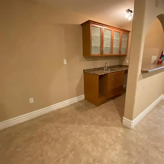 4518 Helsinki Cres — Photo 8