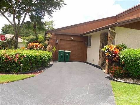 3rd image of 8002 Princess Palm Cir #34