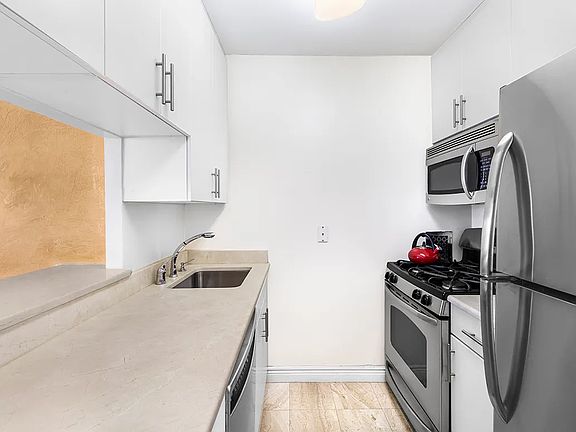4th image of 30 W 63rd St APT 19B