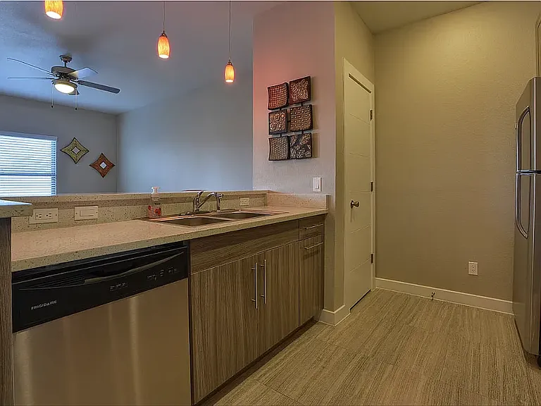 Moderno Village Apartments and Town Homes — Photo 8