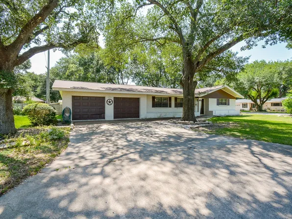 902 Avenue I St, El Campo, TX 77437