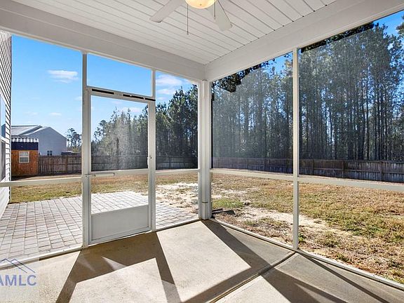 3rd image of 106 Castaway Ct NE