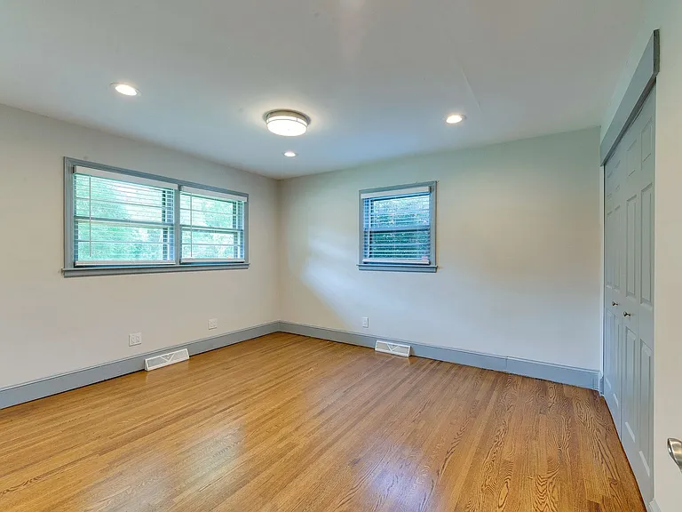 3921 Sheffield Dr — Photo 32