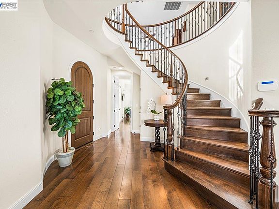 3rd image of 205 Zinnia Ct