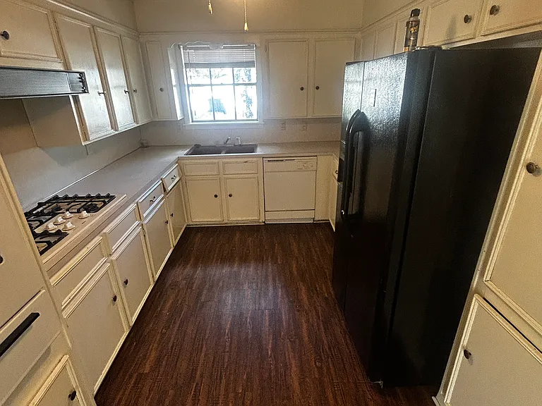 1404 Sunny Ct — Photo 2