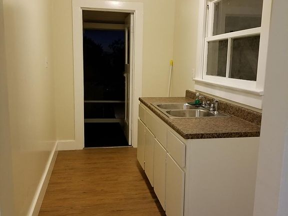 Kitchen with Countertop and flooring