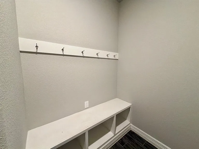 415 Northern Pike Dr — Photo 9