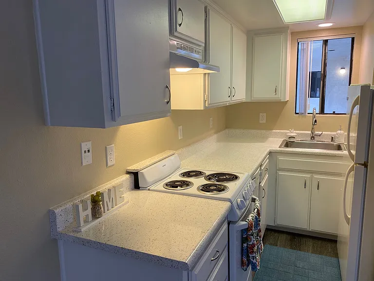 Hillcrest Palms Apartments — Photo 28
