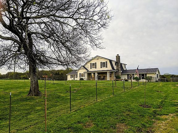 2nd image of 926 Hickory Hills Dr