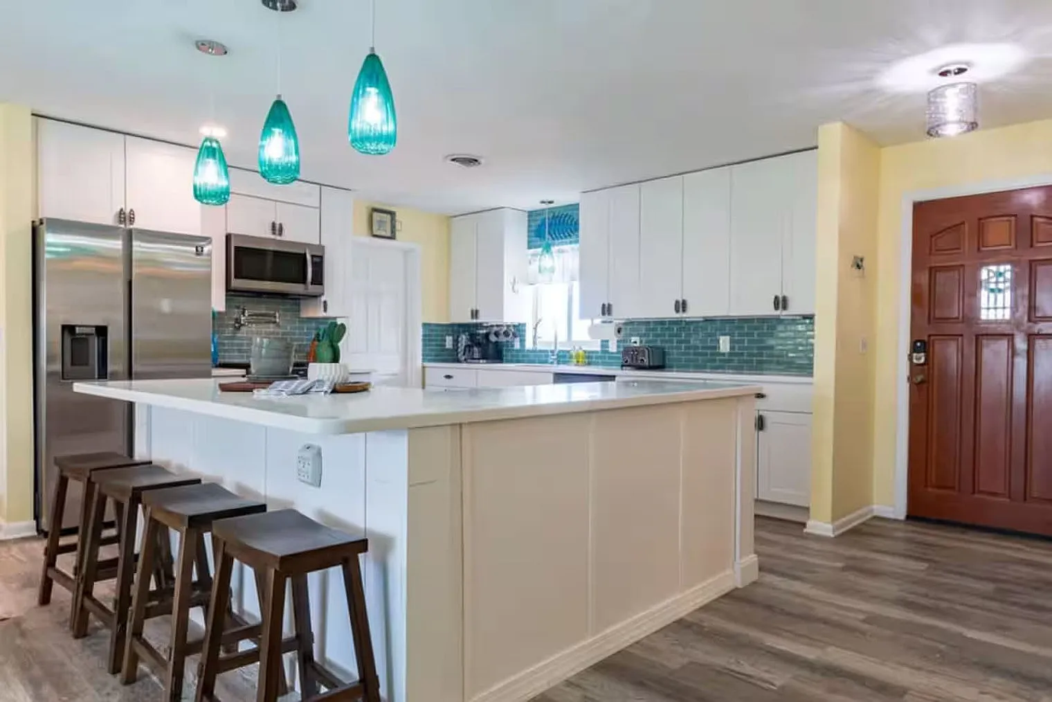 3 bed, 2.0 bath, 1184 sqft, $4,005 — Photo 3