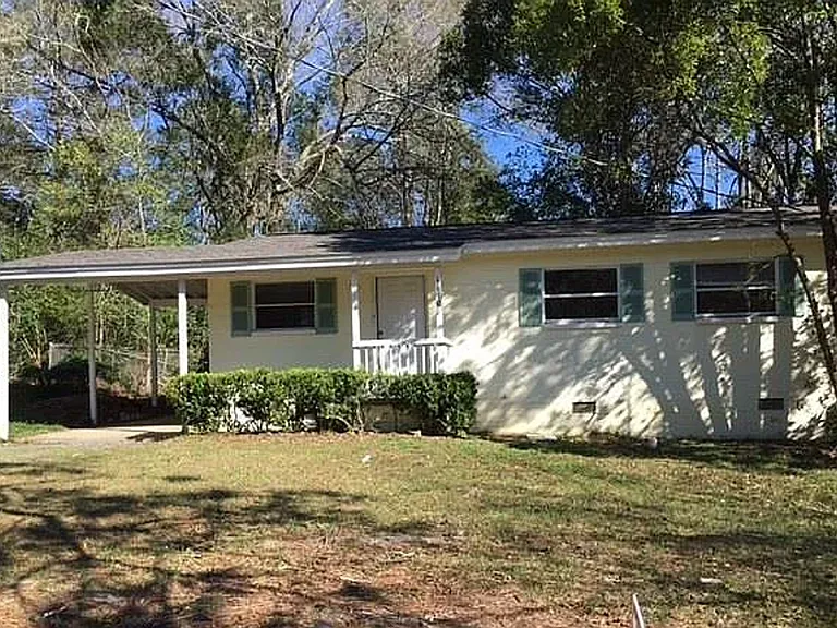 1610 Airport Dr — Photo 1