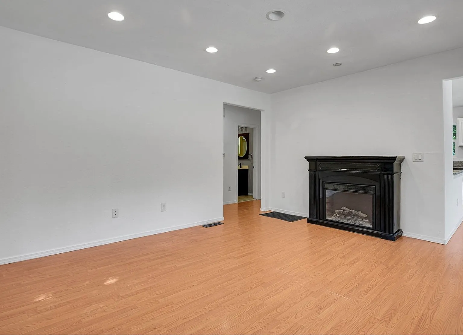 3 bed, 2221 sqft, $3,295 — Photo 4