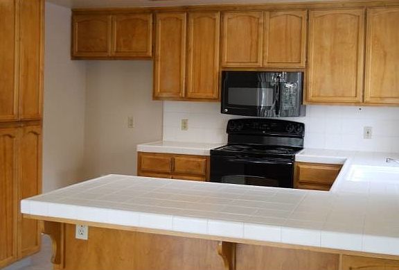 Eat-In Kitchen, Perfect for Entertaining