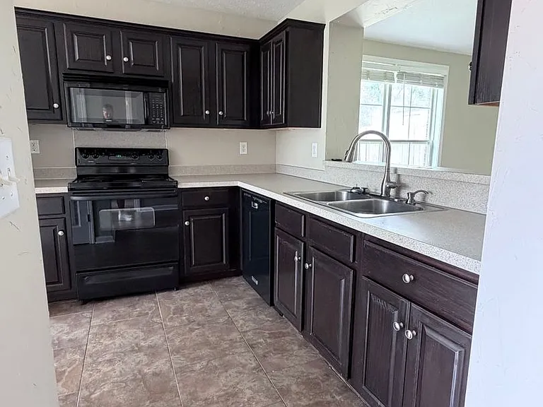 1354 Meadow Glen Rd — Photo 3