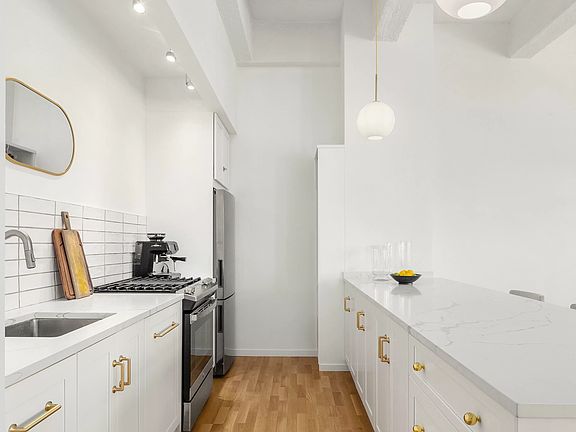 4th image of 529 W 42nd St APT 4V
