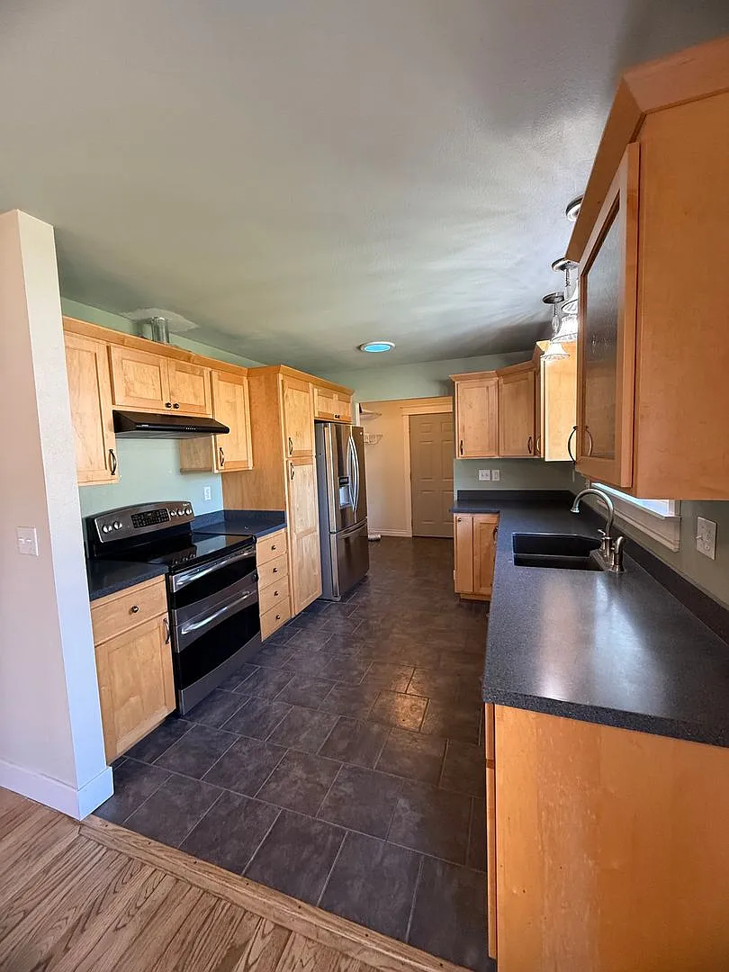 3 Bedroom 1.5 Bath with Garage — Photo 1