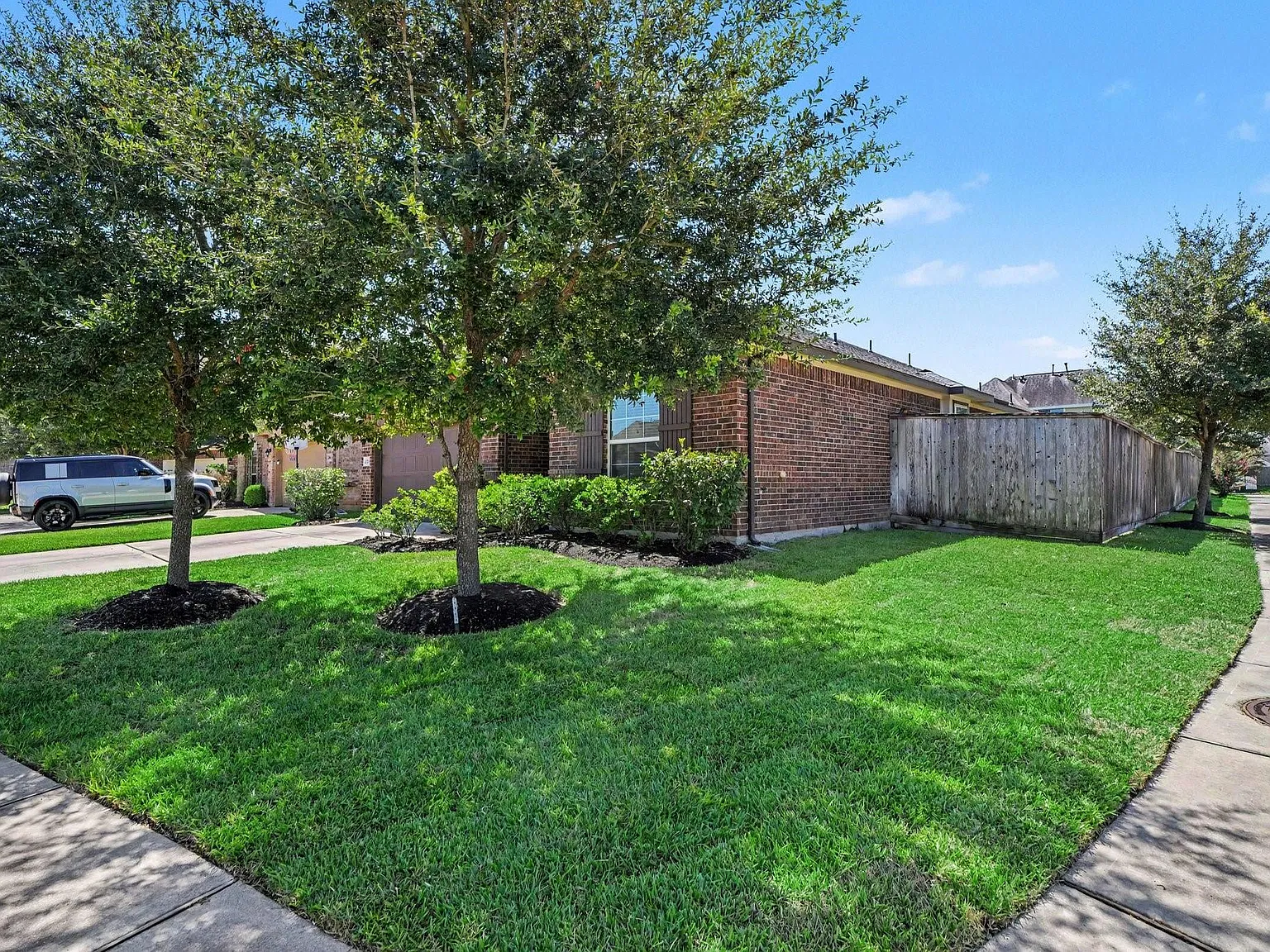 3 bed, 2.0 bath, 1918 sqft, $2,600 — Photo 4