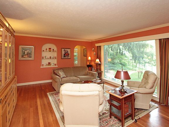 5th image of 107 Crescent Dr