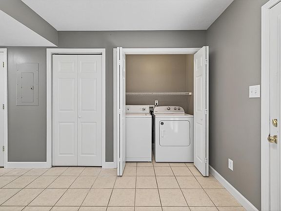 5th image of 3360 S Oaklawn Cir