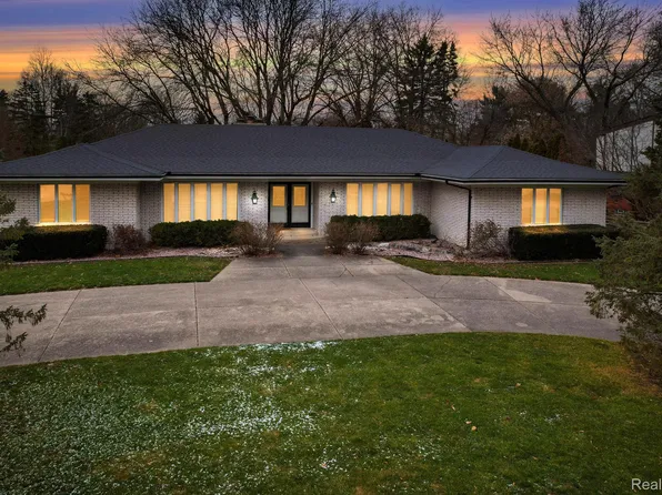 38111 Saddle Ln, Clinton Township, MI 48036