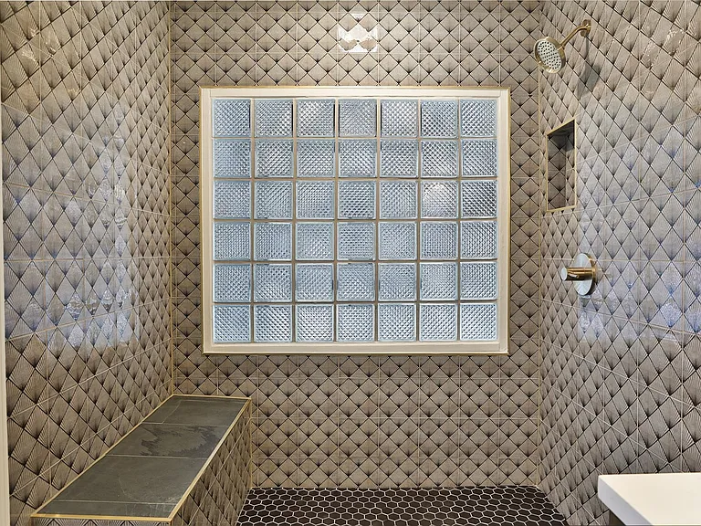 423 W 32nd St — Photo 19