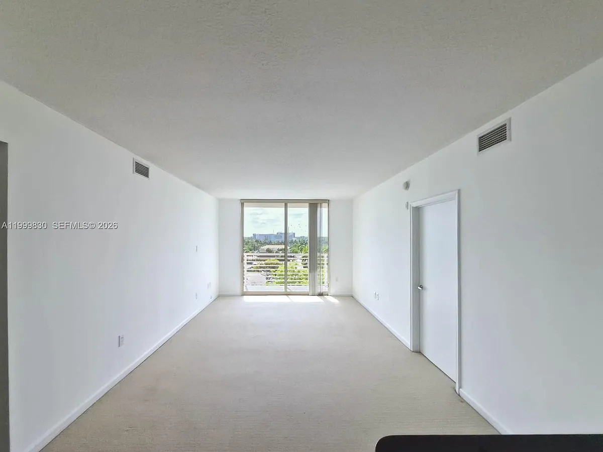 Building Photo - 2775 NE 187th St #513