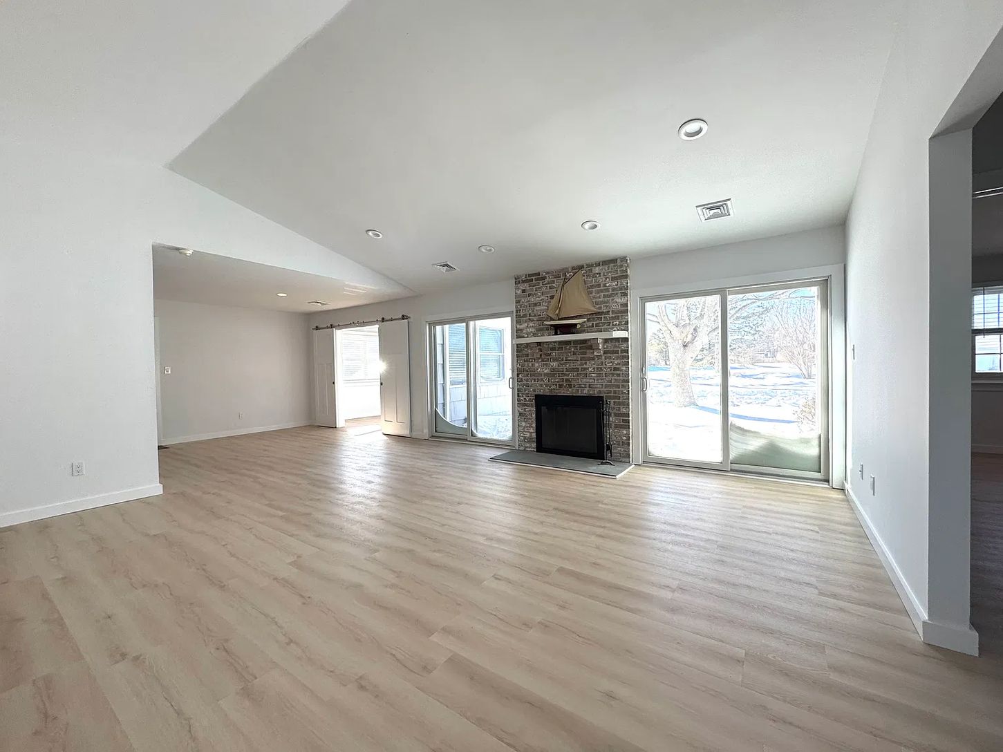  Open living room, dining room with great lighting