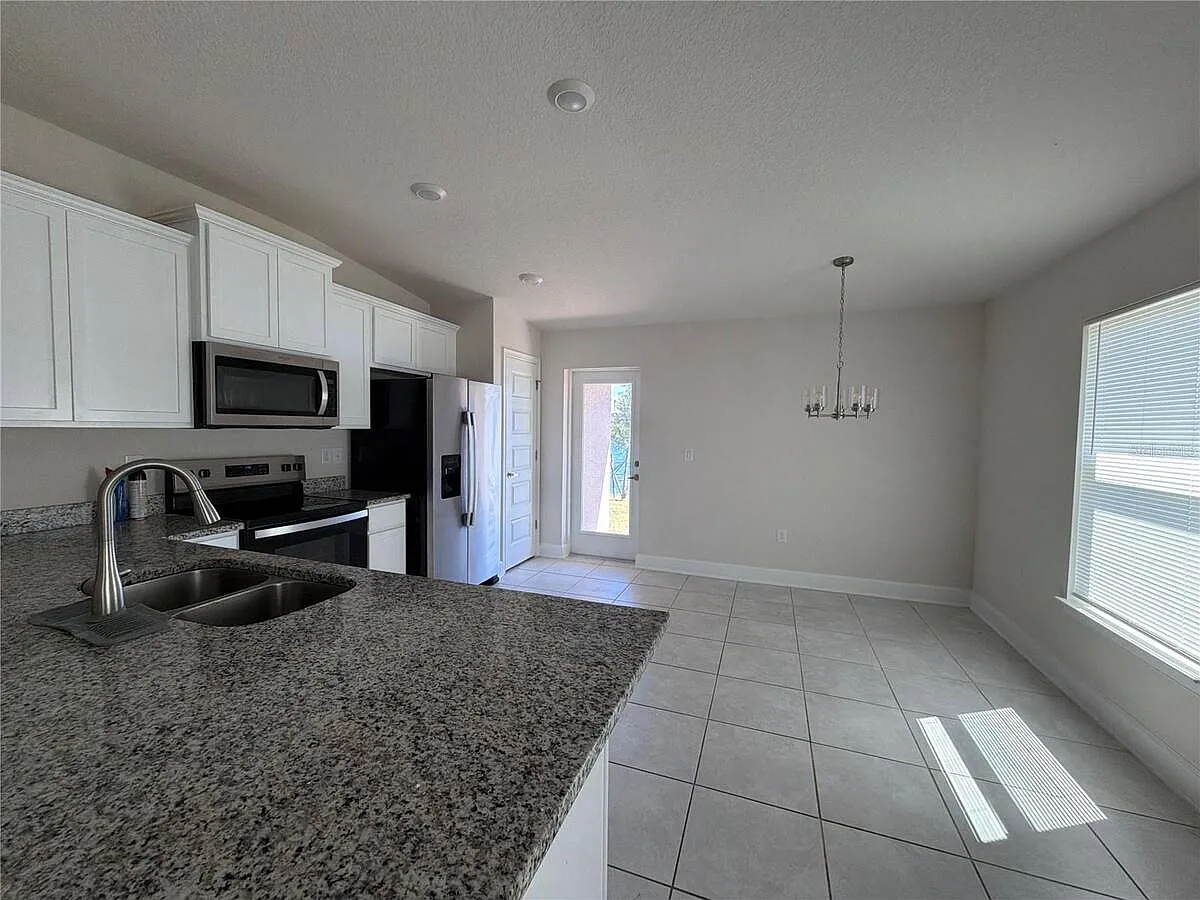 3 bed, 2.0 bath, 1415 sqft, $2,300 — Photo 4