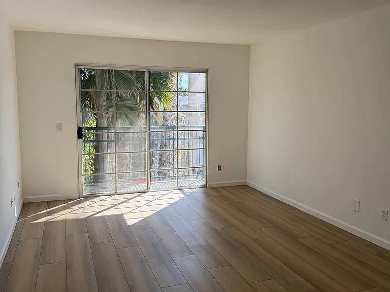 901 S Sherbourne Dr #201 — Photo 6