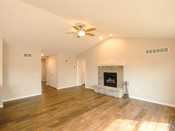 3rd image of 611 Hawthorn Ln