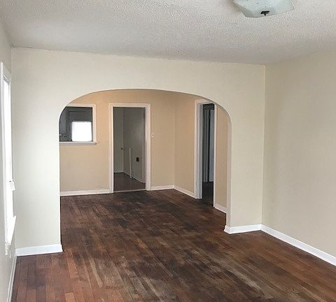 2nd image of 411 Astor St