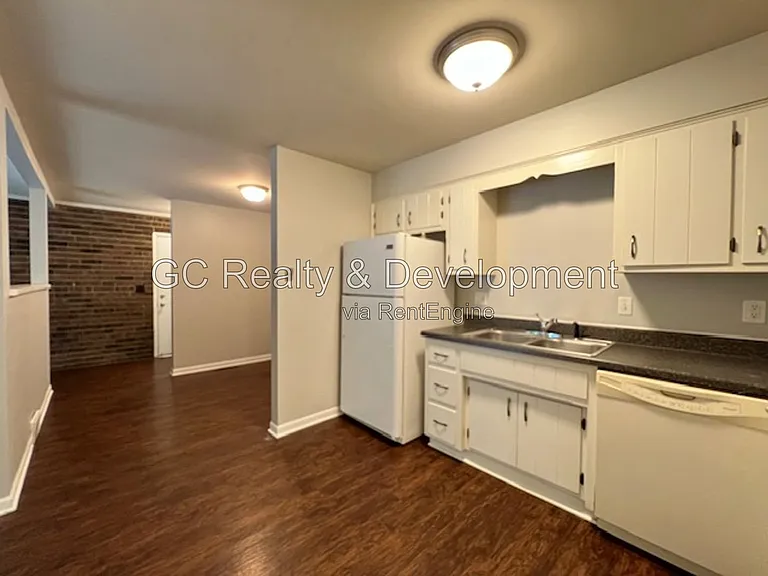 20 Simpson St #E — Photo 6