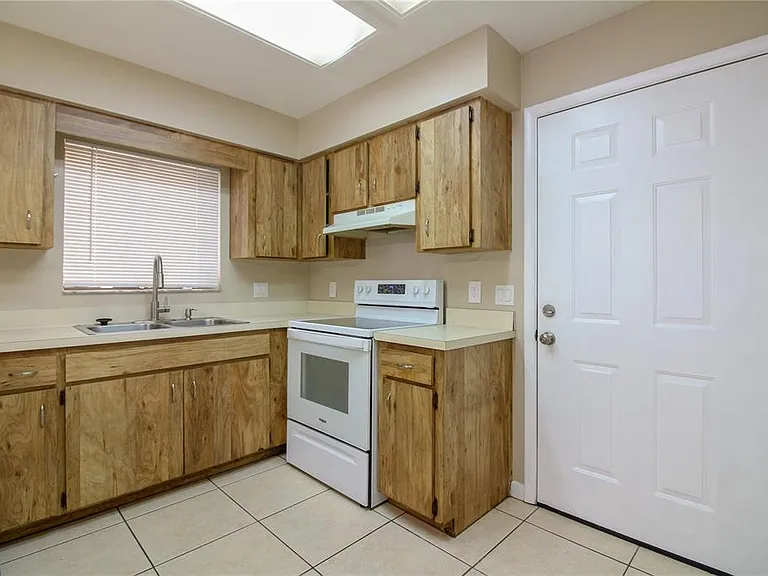 1545 King Ave — Photo 7