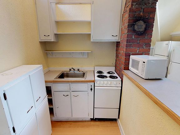 5th image of 315 E Liberty St Room 3