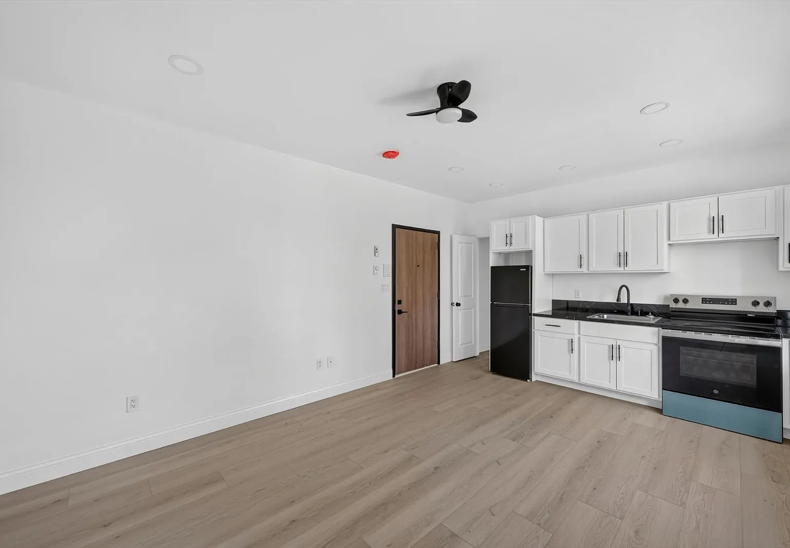 Studio, 1.0 bath, 500 sqft, $799 — Photo 4