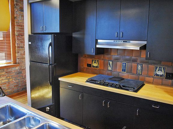 3rd image of 3223 N Ravenswood Ave