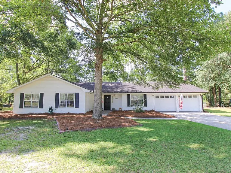 2821 Clayton Dr — Photo 1