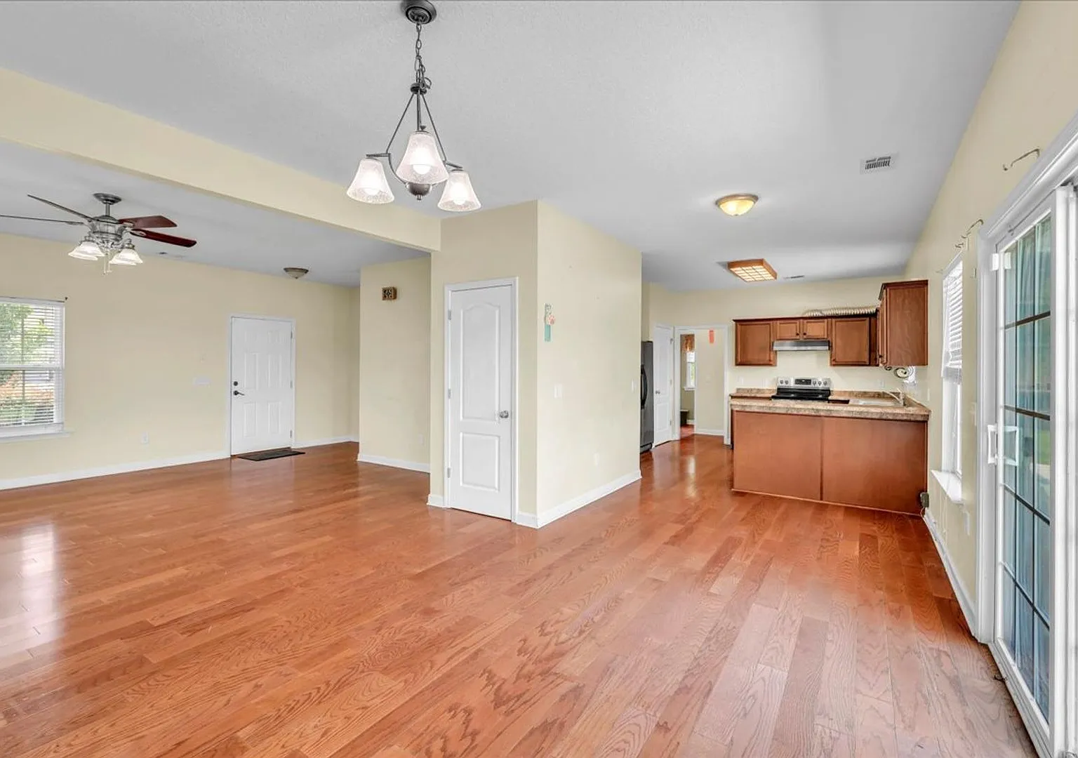 Spacious 4 Bed, 2.5 Bath in White Oak — Photo 3
