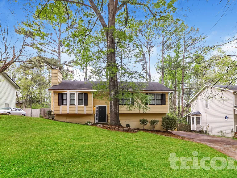 3735 Linwood Way — Photo 1