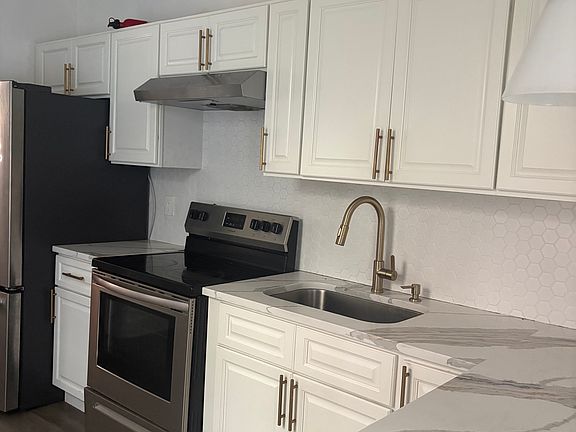 2nd image of 1028 Green St