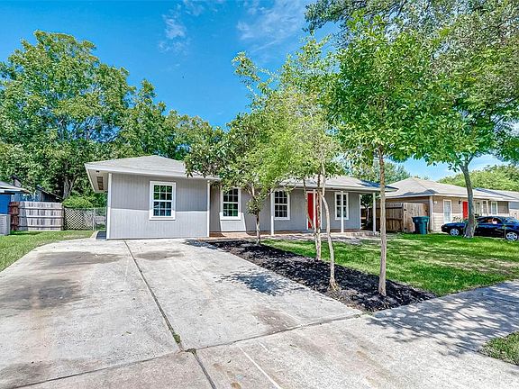 4th image of 3211 Thornwood Dr