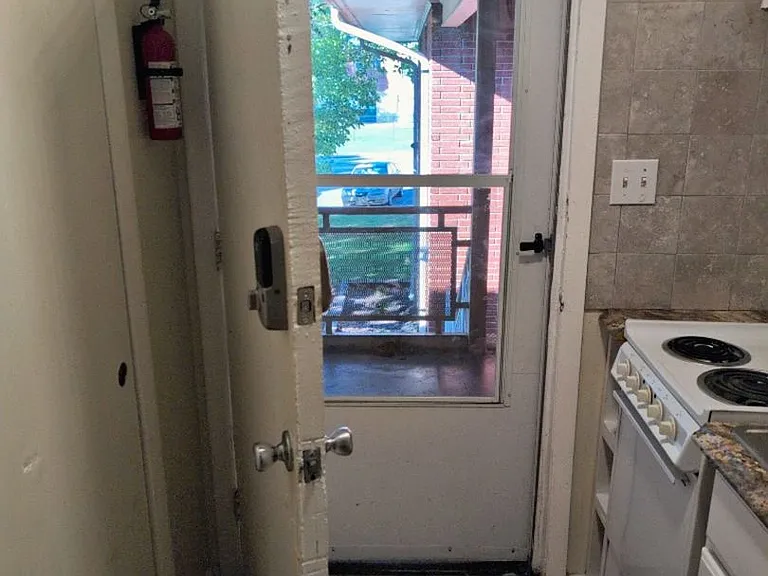 Holston Apartments — Photo 32