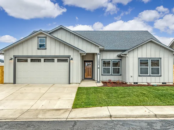 1004 Arana Dr, Phoenix, OR 97535