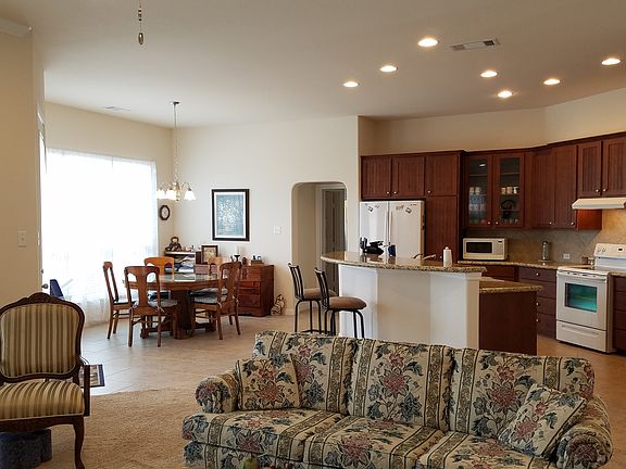 3rd image of 920 Hawthorn Ln