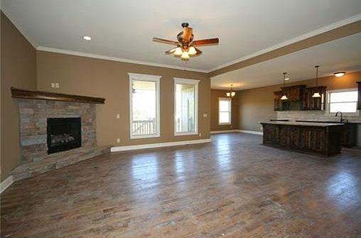 2nd image of 404 NE Blackwood Dr