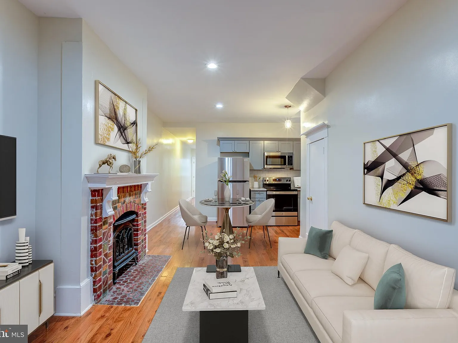 2 bed, 850 sqft, $1,425 — Photo 2