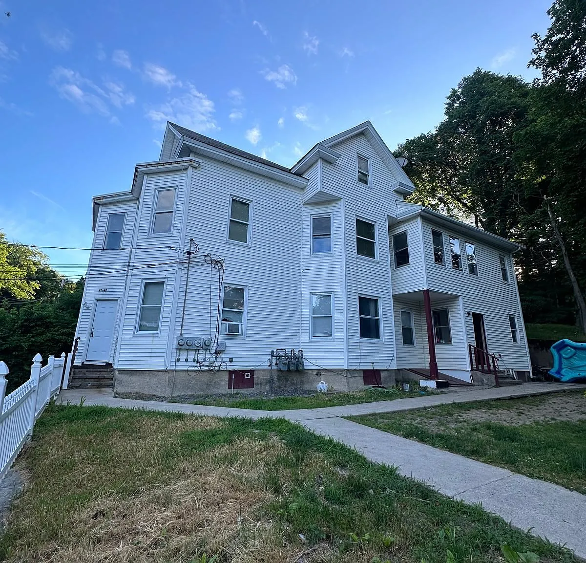3 bed, 1.0 bath, 1016 sqft, $2,100 — Photo 1