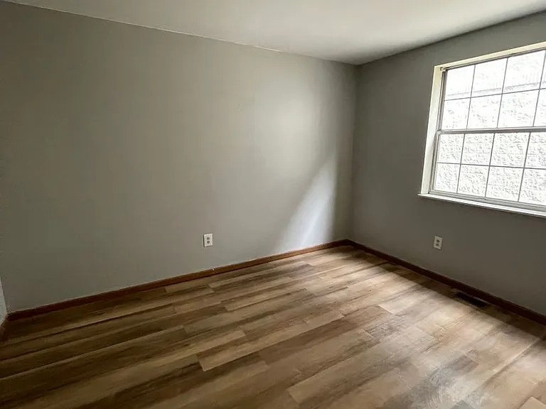 2163 Indianola Ave — Photo 4