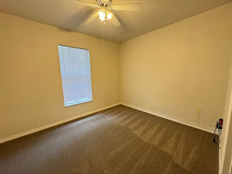 1004 Hemingway Cir — Photo 2